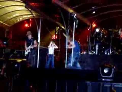 Ava Sambora dancing with Jon Bon Jovi on stage