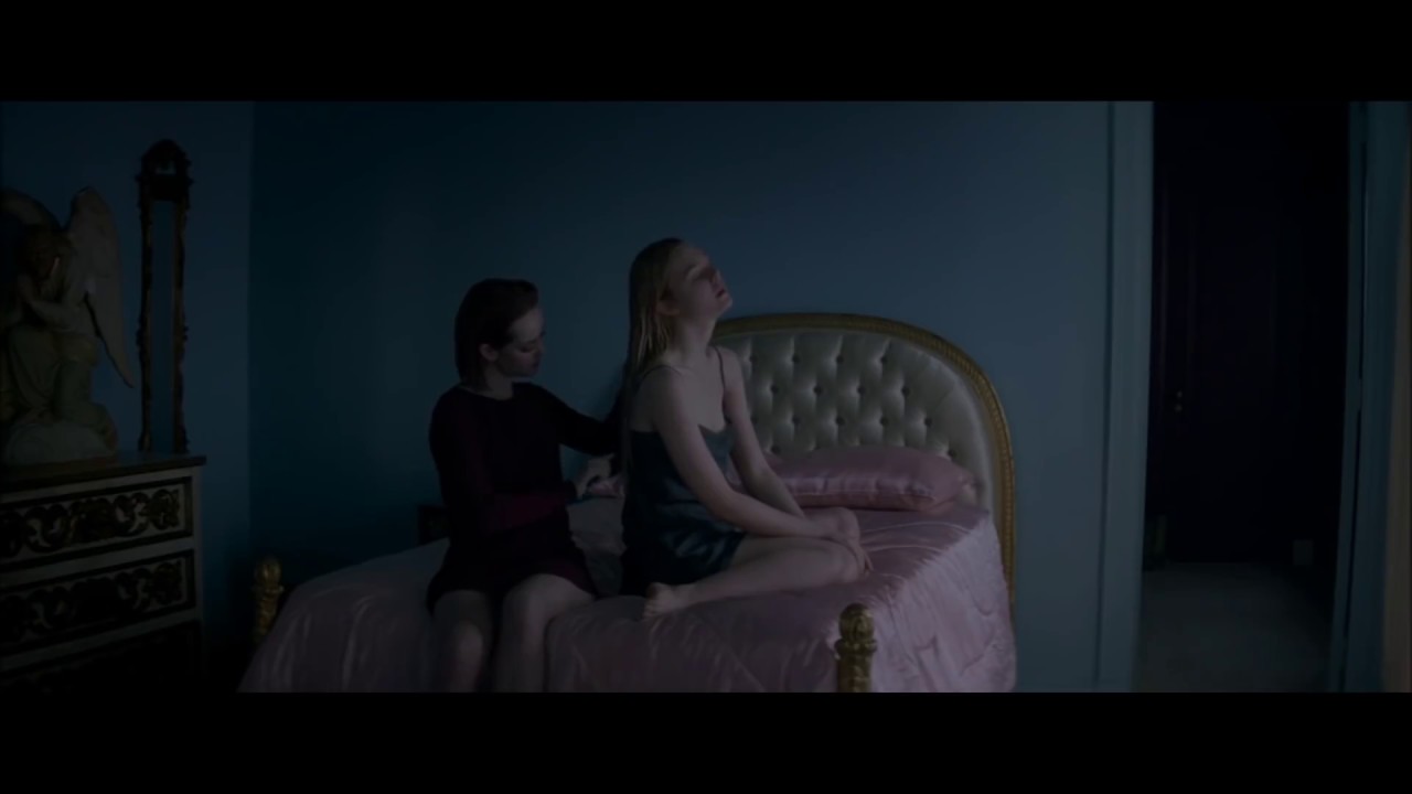 Elle Fanning and Jena Malone lesbian scene from The Neon Demon