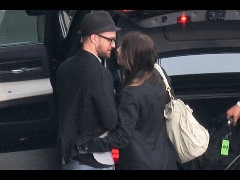 Justin Timberlake And Jessica Biel     Kiss at Heathrow Airport