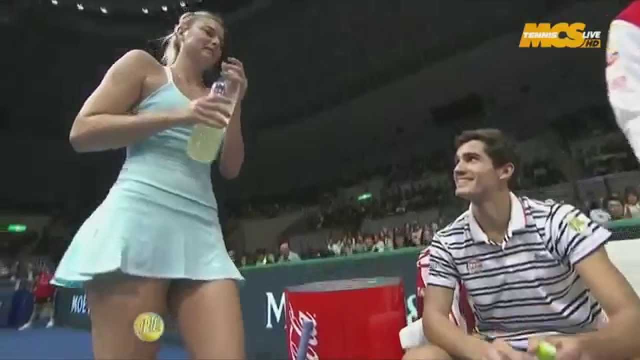 Cameraman zooms in on Maria Sharapova's panties at the IPTL 2015. She's surprised ! [HD]