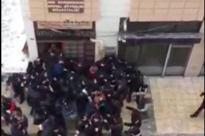 Kayseri'de bir grup HDP binasına girdi